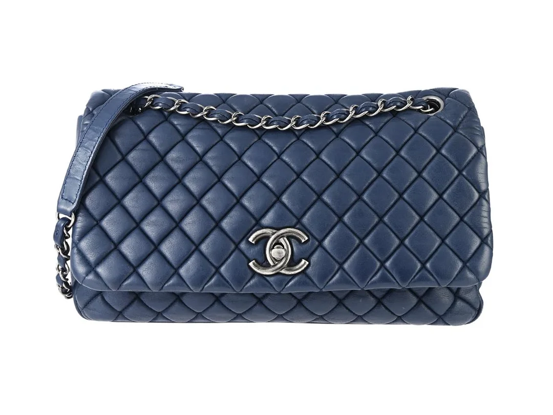 VÄSKA, CHANEL, CC Bubble Flap Bag, marinblått quiltat lammskinn, silverfärgade beslag, 28x18x5 cm, hologrammärkt 17091328, år 2012-2013, saknar en del av hologrammet, bruksslitage, dustbag. — Accessoarer/Väskor — Kaplans
