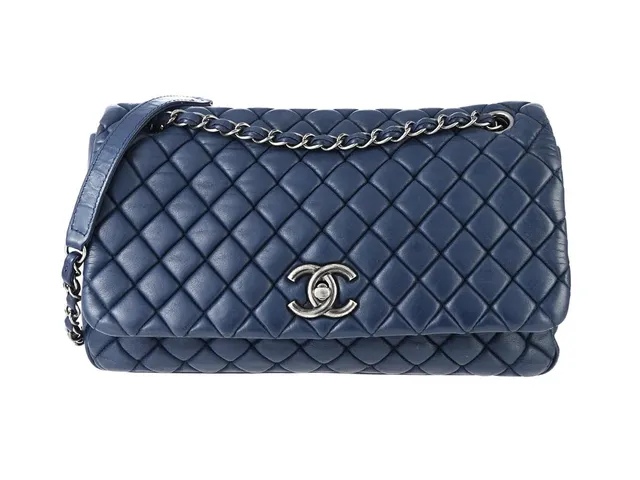 VÄSKA, CHANEL, CC Bubble Flap Bag, marinblått quiltat lammskinn, silverfärgade beslag, 28x18x5 cm, hologrammärkt 17091328, år 2012-2013, saknar en del av hologrammet, bruksslitage, dustbag.