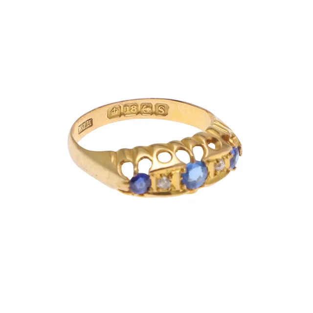 A SAPPHIRE AND DIAMOND FIVE STONE RING.