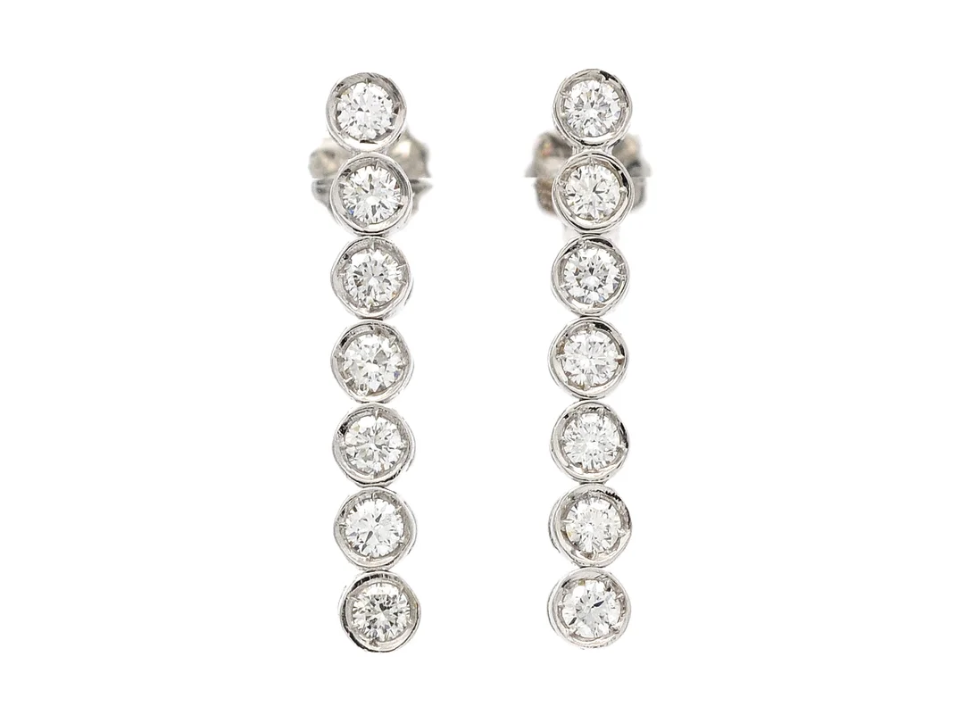 ÖRHÄNGEN, 18K vitguld, 14 briljantslipade diamanter, ca 0,46 ctv, ca TW/VS, vikt 2,5 g. — Smycken/Örhängen — Kaplans
