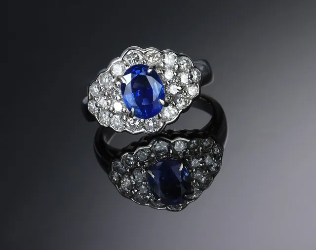Sapphire and diamond ring in platinum - total approx. 2.78 ct