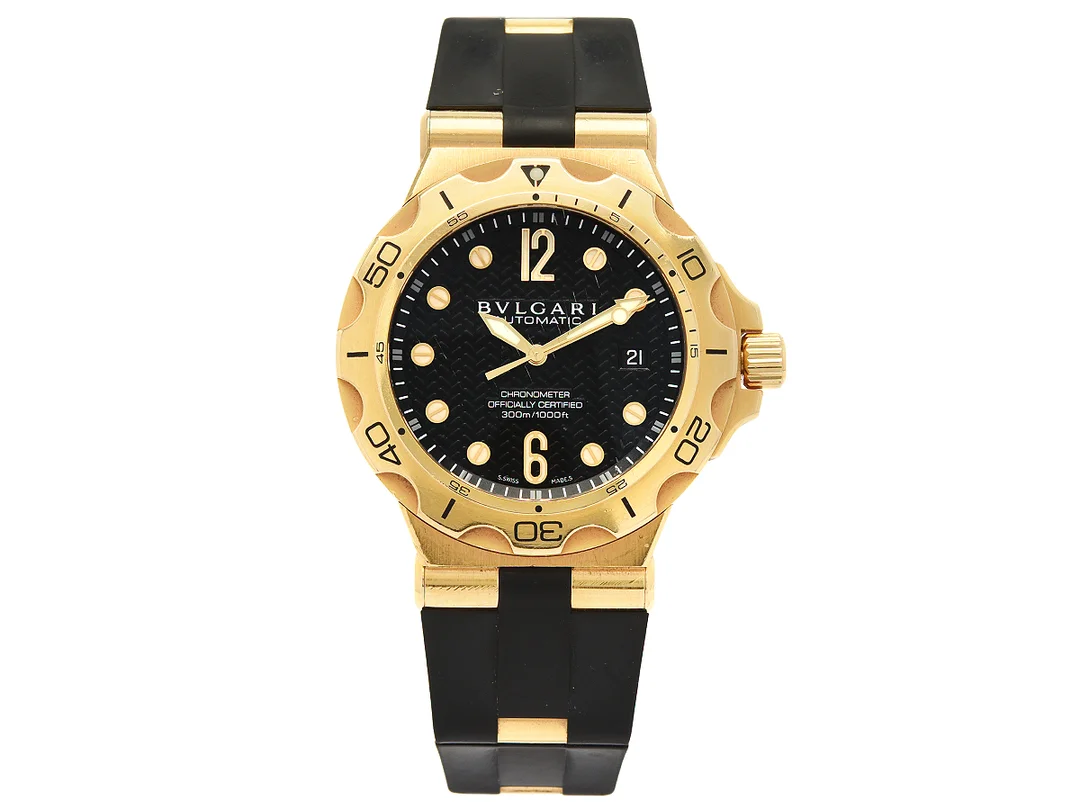 BVLGARI, Scuba, Diagono Professional (300m/1000ft), Chronometer, Cal 220 TEEV, Verk nr. 533796, Serie nr. D 054, Boett nr. DP 42 G SD, herrur, 42 mm, 18K guld, automatisk, safirglas (repor), integrerat gummiband, originalspänne i 18K guld, ca 2010, serviceetui. — Klockor/Bvlgari — Kaplans