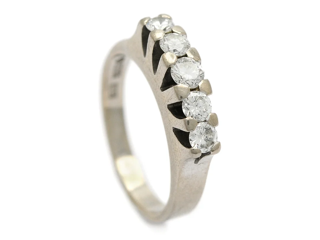 RING, 18K vitguld, 5 briljantslipade diamanter ca 0,60 ctv, ca TW/SI, stl 17 mm, Ceson, Göteborg 1976, vikt 6,3 g. — Smycken/Ring — Kaplans