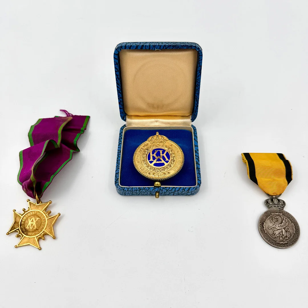 MEDALJER, 2 st, FÖRTJÄNSTMÄRKE, delvis silver/830. — Orders & Medals — Skandia Auktion