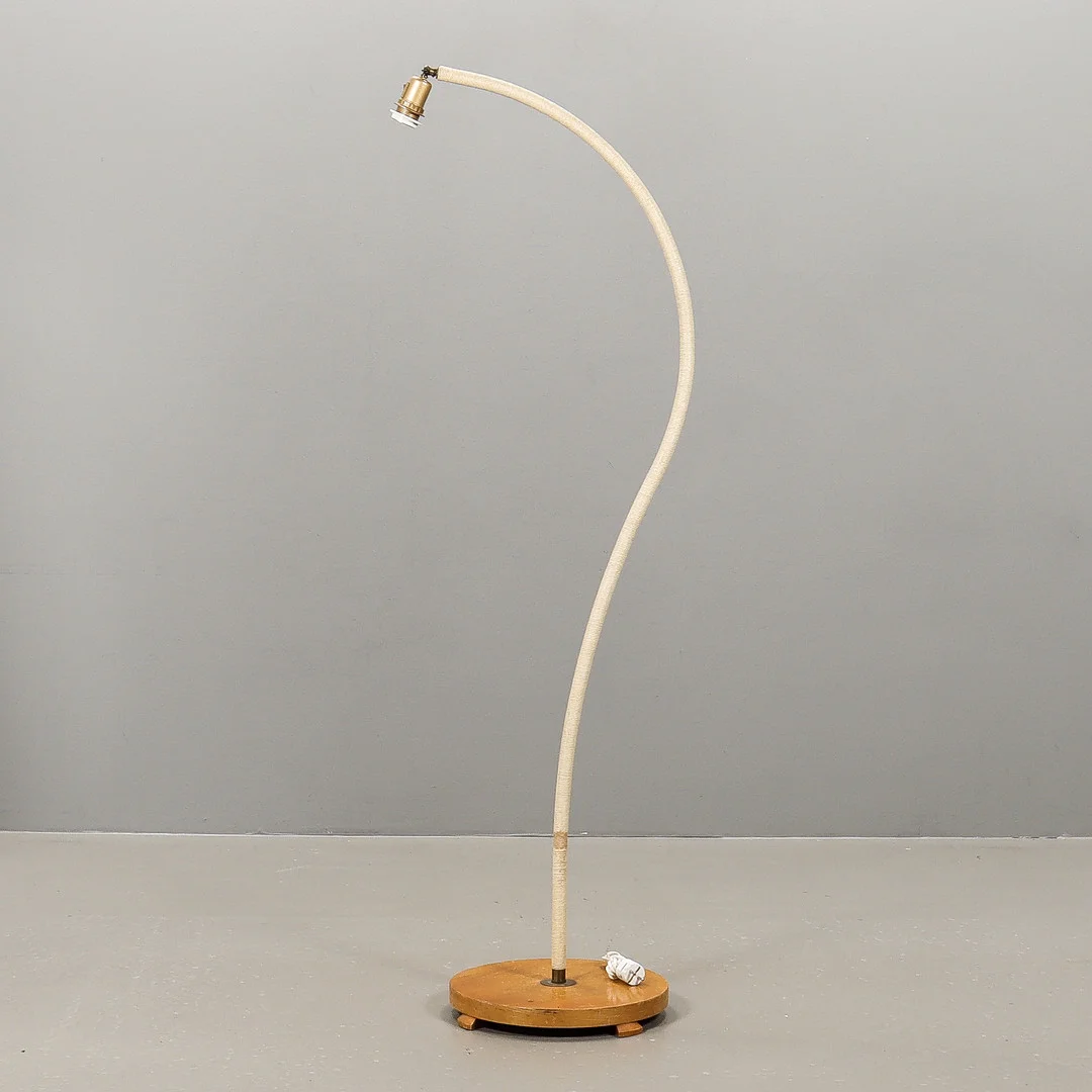 GOLVLAMPA "Svanhals", 1900-talets mitt. — Floor lights — Karlstad Hammarö Auktionsverk