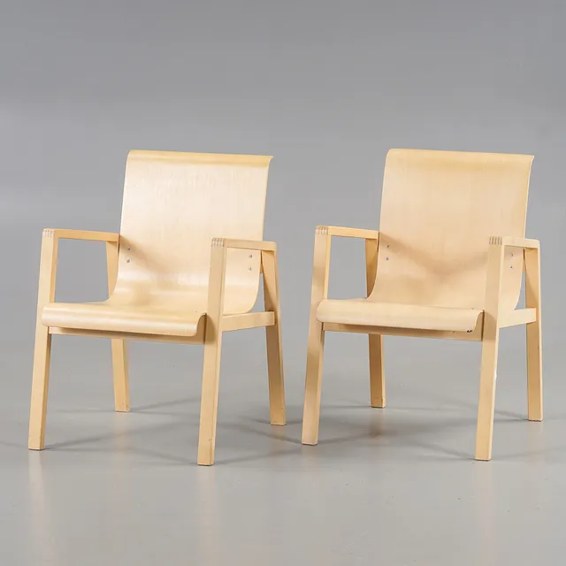 ALVAR AALTO. Karmstolar 1 par "Modell 51" Artek, Finland, 1900-talets andra hälft.