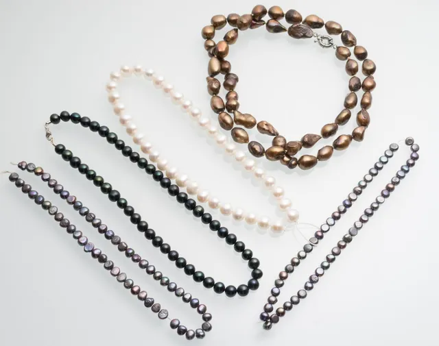 Five string of pearls and necklaces (5)