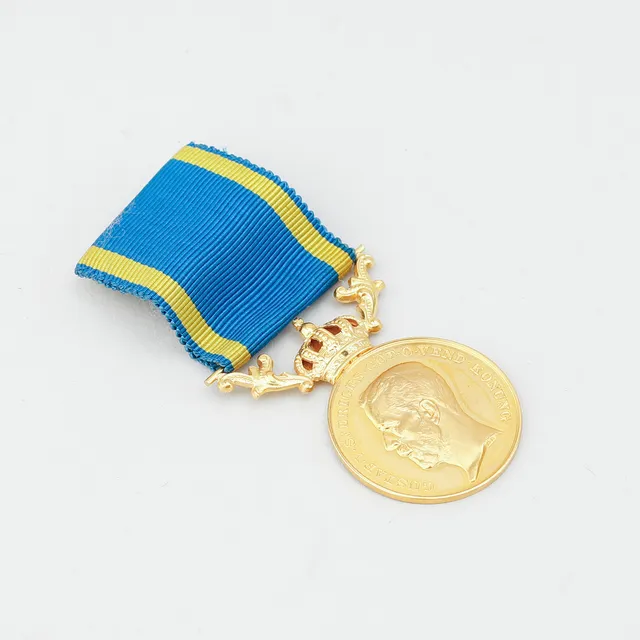 MEDALJ, 23k och 18k guld, Gustav V, 1949, totalvikt inklusive ripsband, ca 17 gram.