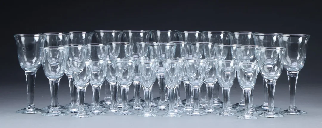 Ole Winther for Holmegaard. 'Hvid klokke' glasservice. (36) — Glass, porcelain and ceramics/Glasses — Lauritz