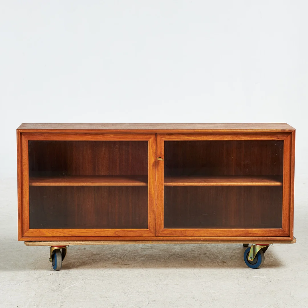 ALF SVENSSON. VÄGGVITRIN, 1960-tal, teak, Bjälsta Snickerifabrik, stämpelmärkt. — Cupboards, Cabinets & Shelves — Stockholms Auktionsverk Sickla
