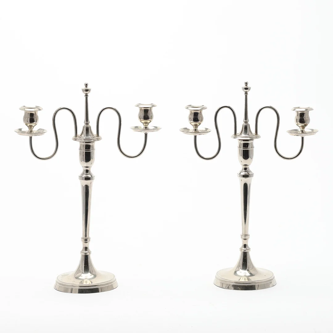 KANDELABRAR/LJUSSTAKAR, ett par, märkta Skultuna No 44. Omkring år 1900. — Candlesticks — Uppsala Auktionskammare