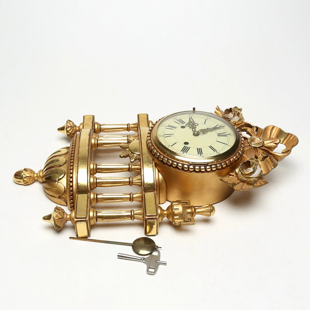 VÄGGUR, gustaviansk stil, 1900-tal. — Wall Clocks — Kalmar Auktionsverk