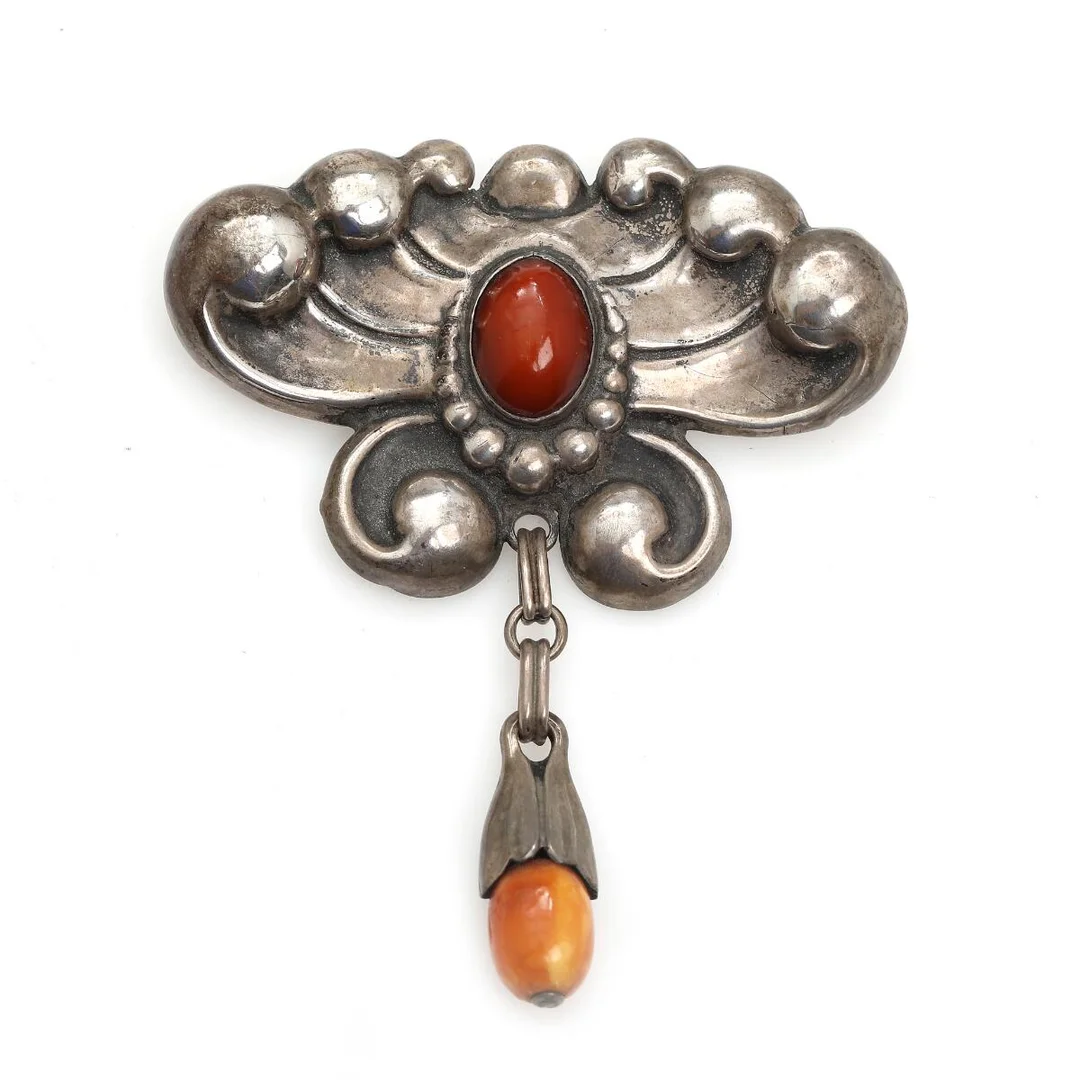 Art Nouveau brooch set with polished amber, mounted in silver. Weight app. 11.5 g. L. 7.5. W. 6.5. — Jewellery/Brooches — Bruun Rasmussen