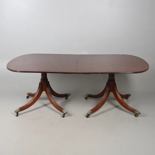 A MARTIN DODGE REPRODUCTION MAHOGANY EXTENDING DINING TABLE.