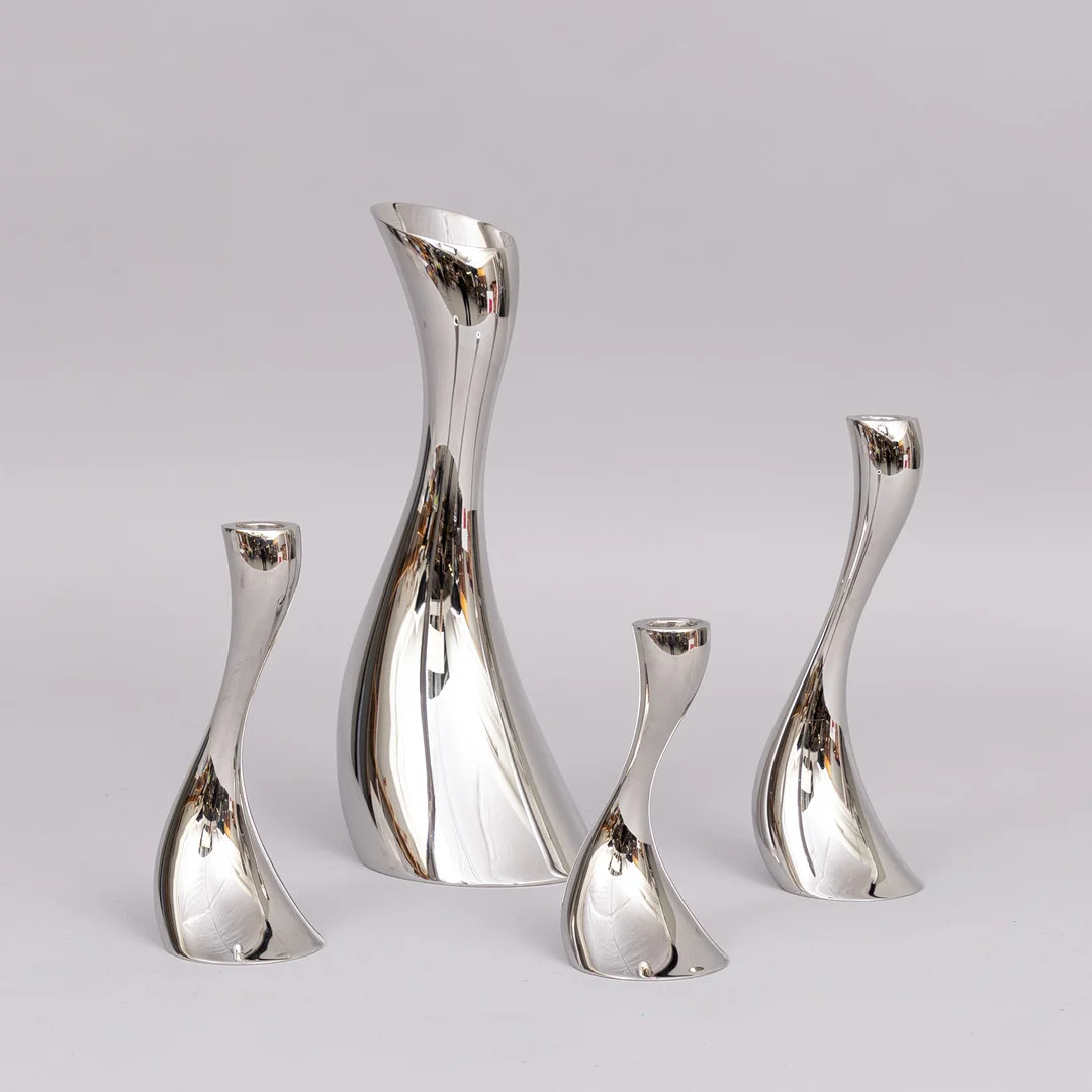 CONSTANTIN WORTMANN. Ljusstakar och karaff, 4 delar, "Cobra", rostfritt stål, Georg Jensen, samtida. — Other metals — Garpenhus Auktioner