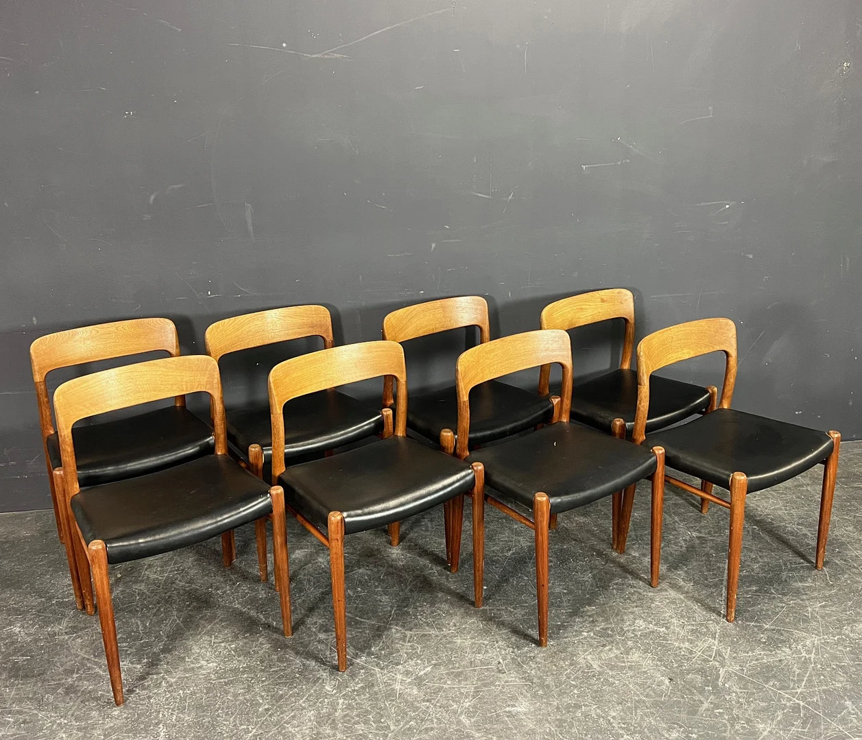 NIELS O. MÖLLER. 8 STÜHLE. — Armchairs & Chairs — Colombos