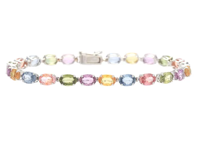 ARMBAND, 18K vitguld, 23 ovalslipade behandlade safirer 12,70 ctv, längd 16,5 cm, vikt 7,3 g, extra länkdel medföljer.