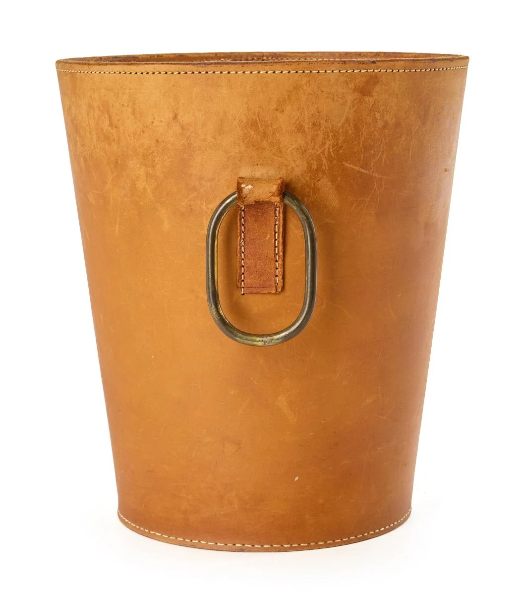 Bin of patinated leather, one oval brass handle. H. 29,5 cm. — Modern Furniture — Bruun Rasmussen