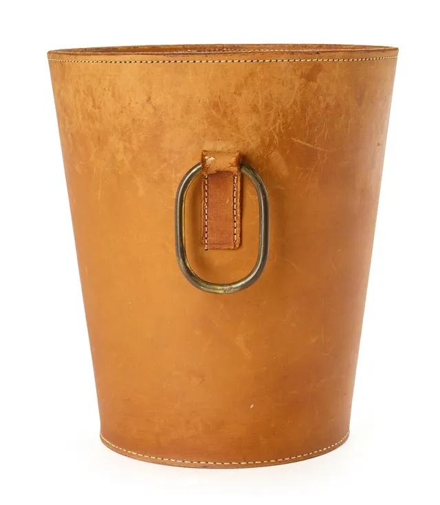 Bin of patinated leather, one oval brass handle. H. 29,5 cm.