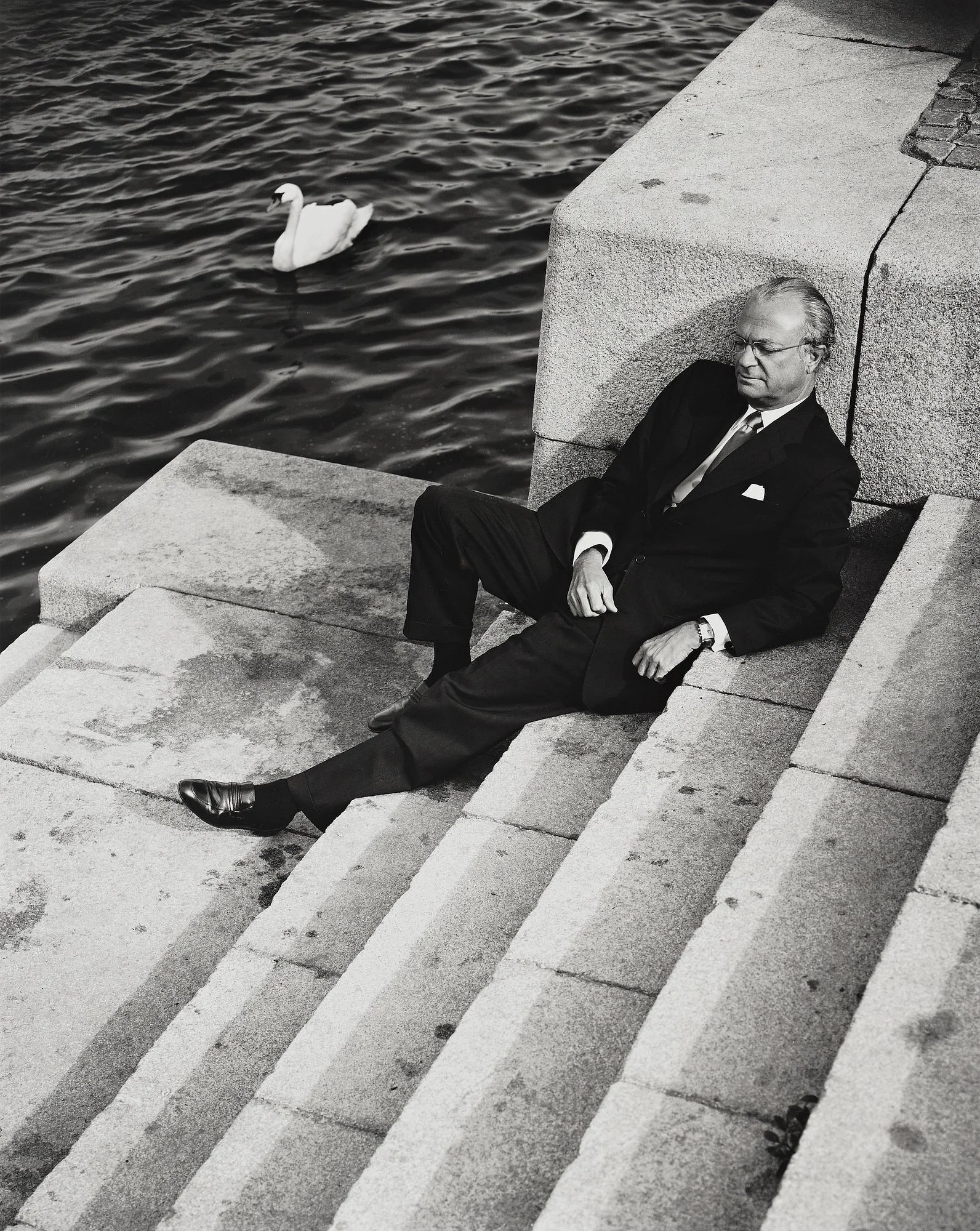 Bruno Ehrs, "Carl XVI Gustaf, Skeppsholmen, maj 2002". — Bukowskis
