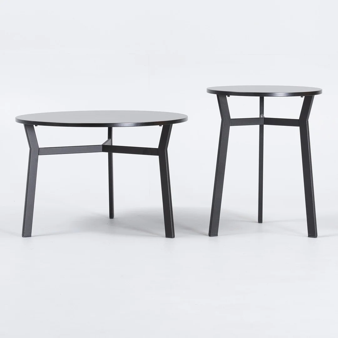 MAGNUS OLESEN. Et par borde ''Sputnik'', top i laminat, fod i sortlakeret metal. Danmark. — Tables — Sørensen Auktioner