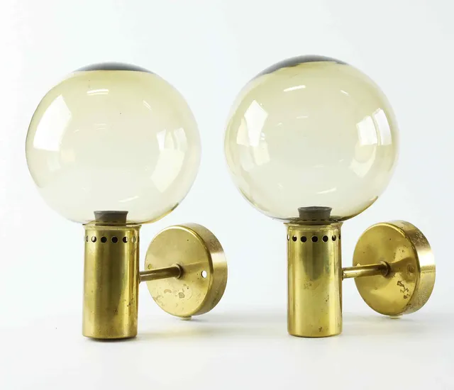 HANS-AGNE JAKOBSSON. Vägglampor, Markaryd, mässing, kupor i glas, 1950/60-tal.