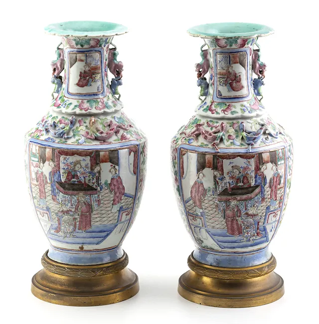 Pair of Chinese vases in Canton porcelain, late 19th Century - early 20th Century.