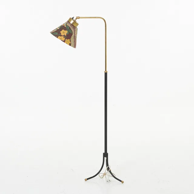 JOSEF FRANK. Golvlampa, Firma Svenskt Tenn, svartlackerad fot med mässingsdetaljer.