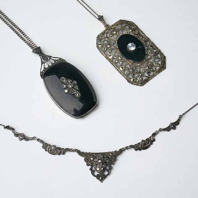 HALSBAND, 3 st, silver, 1920-tal, viktoriansk stil, markasiter samt glas.