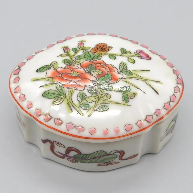 ASIATISCHE DOSE, PORZELLAN, BLUMENMUSTER UND ANTIQUITÄTEN, CHINA, 20. JAHRHUNDERT.