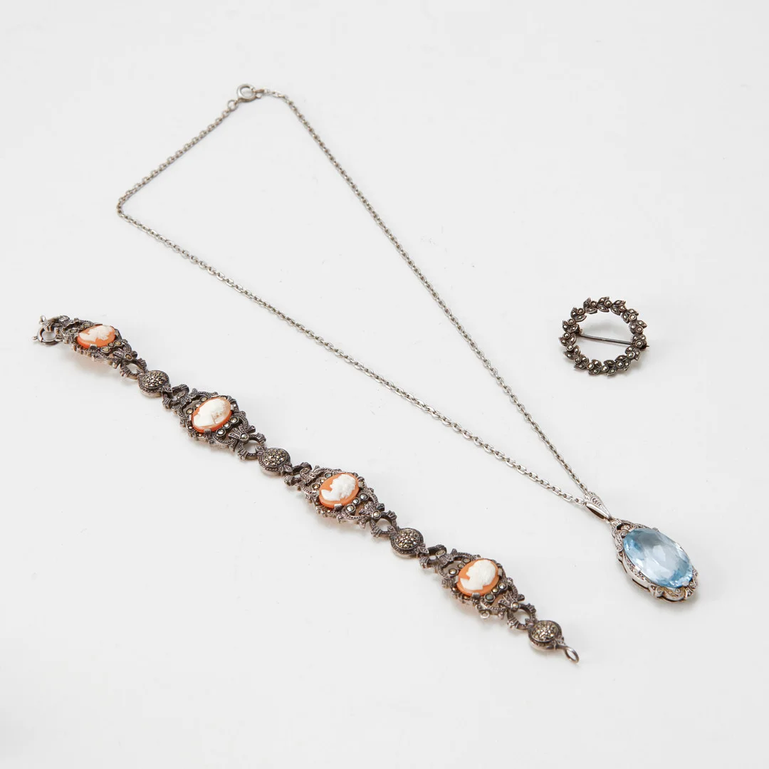 SILVERSMYCKEN, 3 st, med markasiter, skurna snäckskalscaméer och syntetisk spinell. — Jewellery — Göteborgs Auktionsverk