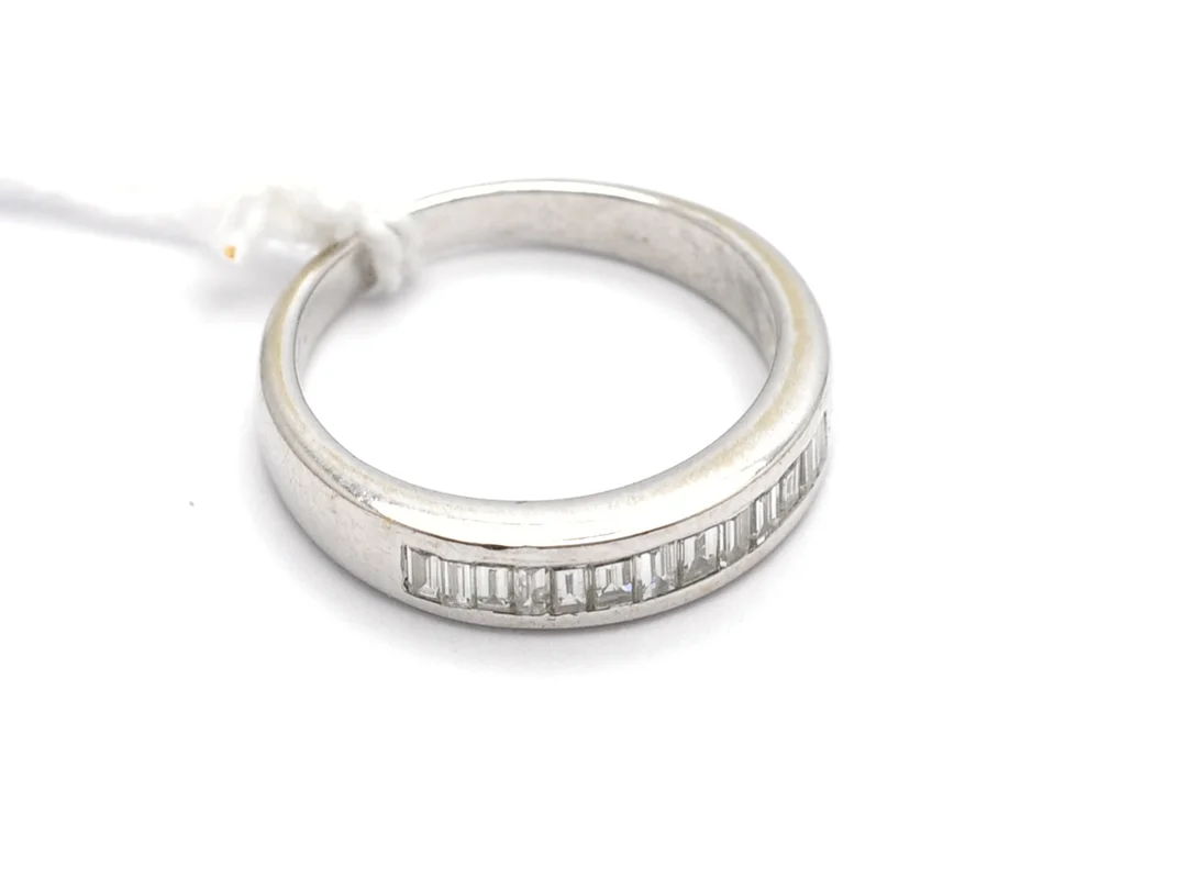 Ring 18K 3,9g Ø16 1/4 med baguetteslipade diamanter några skadade, vitguld — Smycken/Ring — Kaplans
