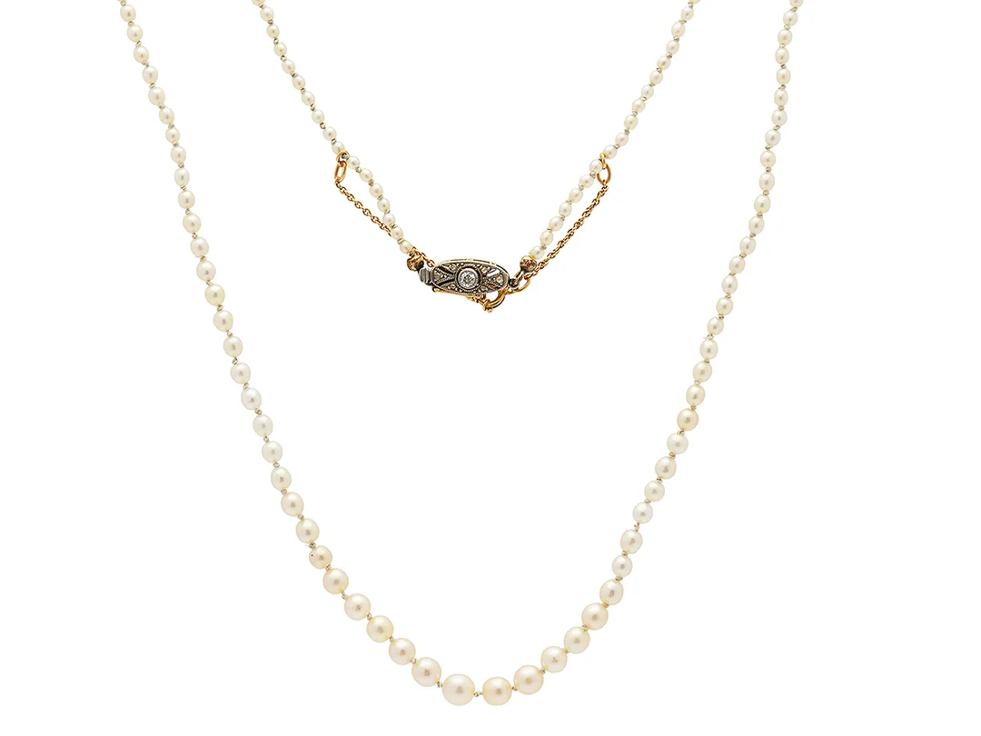 PÄRLCOLLIER, troligen orientaliska pärlor ca 1,5-3,5 mm, lås i 18K guld/platina, diamant ca 0,04 ct, rosenstenar, längd 40 cm, etui. — Smycken/Pärlcollier — Kaplans