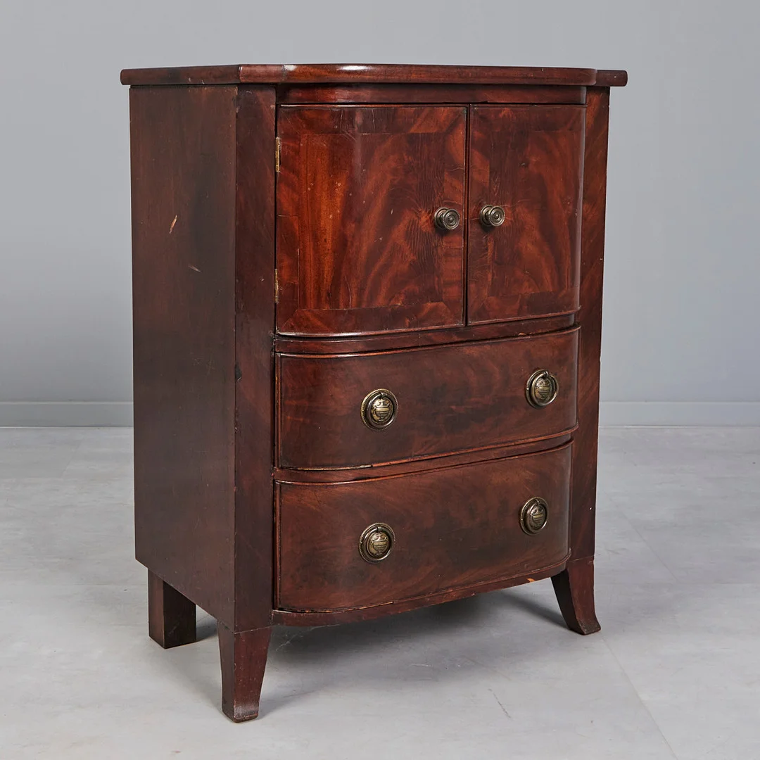 Kleine Kommode / Schrank, Mahagoni, Metall. — Chests of drawers — Stockholms Auktionsverk Köln