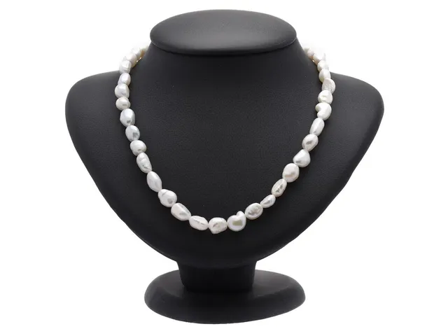 PÄRLCOLLIER, barocka odlade sötvattenspärlor, längd 71 cm.