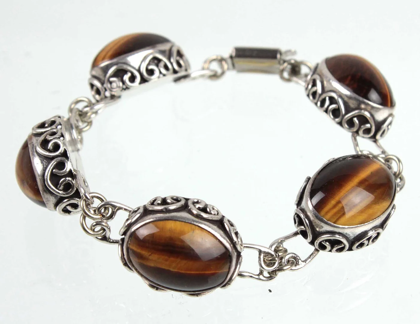 TIGERAUGEN ARMBAND. — Bracelets — Auktionshaus Bossard