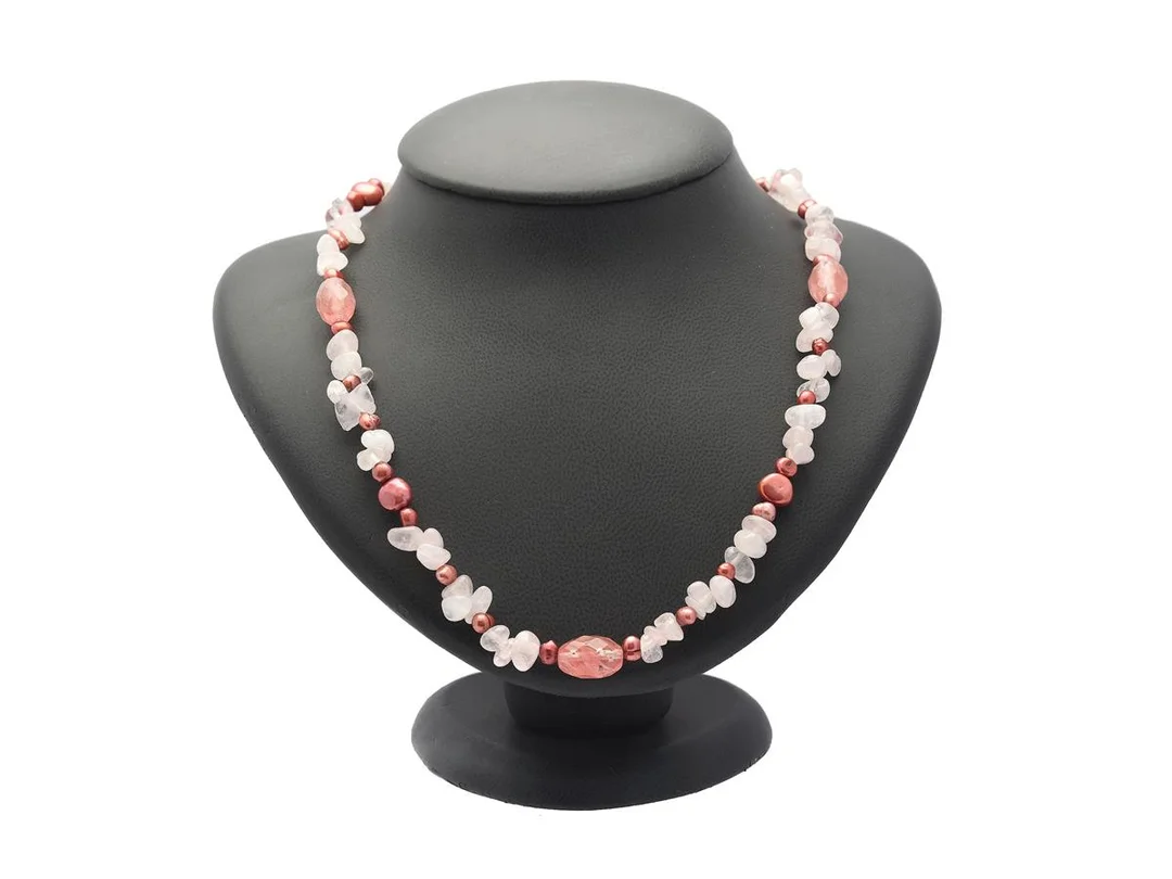 COLLIER, rosenkvarts, färgade odlade sötvattenspärlor, fasetterat glas, längd 64 cm. — Smycken/Collier — Kaplans