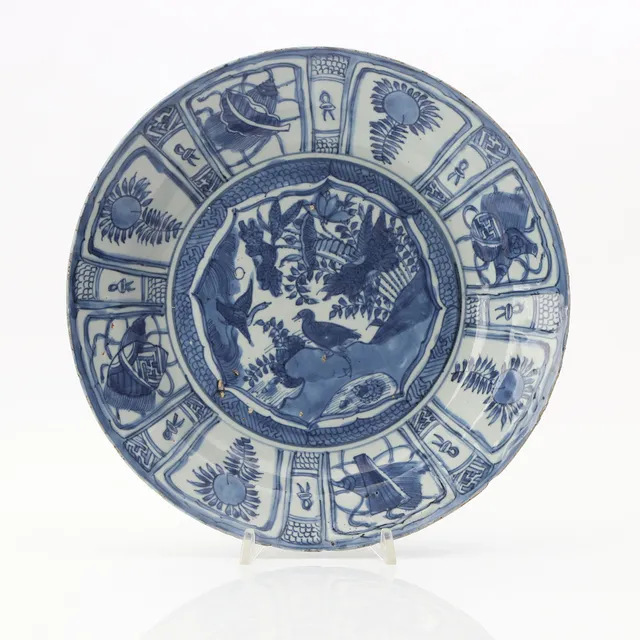 SKÅLFAT. Porslin med blåvit dekor. Kina, Wanli (1573-1620).