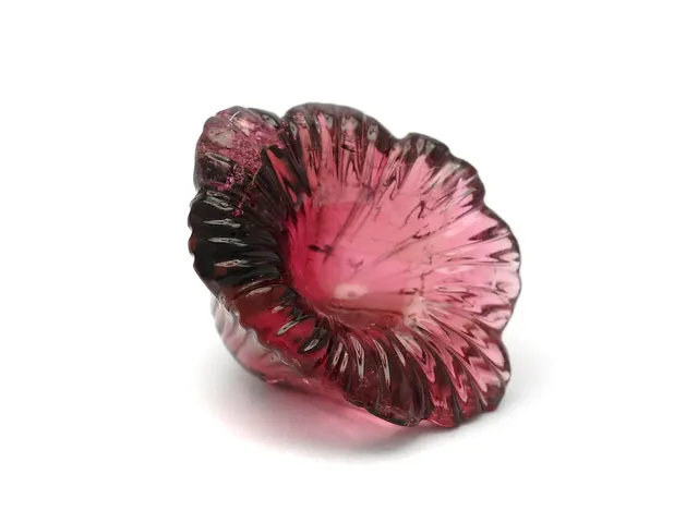 TURMALINBLOMMA, 17,65 ct, snidad ljusröd turmalin i form av en blomma, 22 x 15 mm.