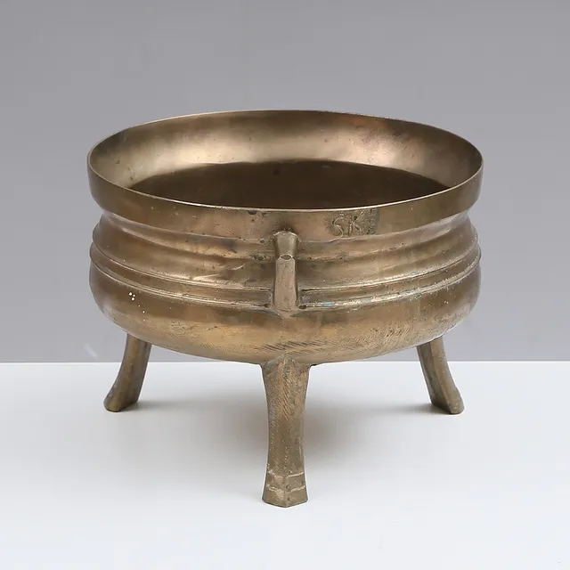 GRYTA på tre ben, malm, 1800-tal.