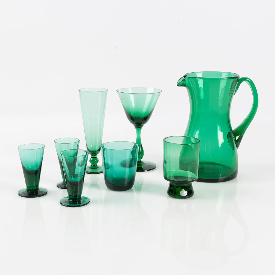 PAUL KEDELV. Glasservis, grönt glas, 8 delar, bl.a ”Sven”, Reijmyre. — Utility glass — Stockholms Auktionsverk Helsingborg