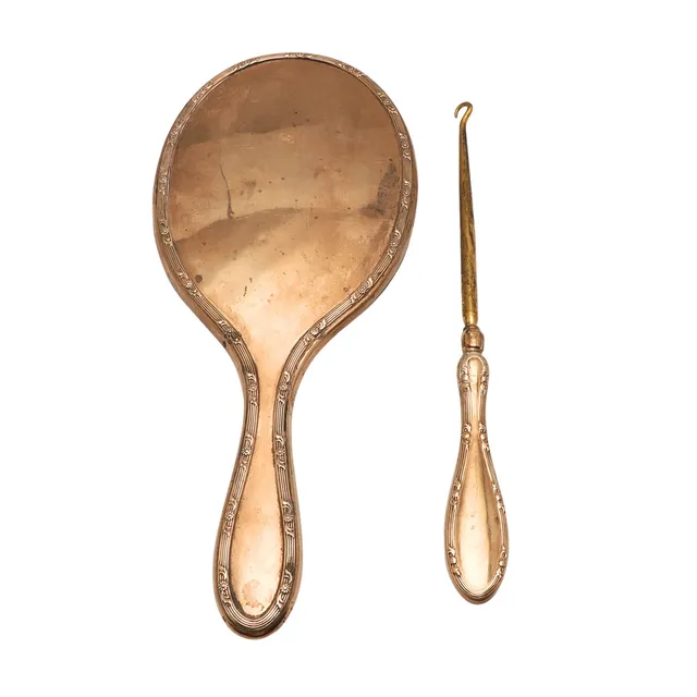 A 9CT GOLD BACKED DRESSING TABLE VANITY MIRROR AND BUTTON HOOK.