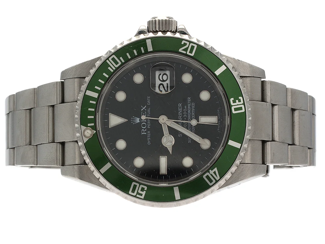 Herrur Rolex Submariner "Kermit" stål grön glasring safirglas automat datum. lite nagg på glaset, refnr 16610, cert 2006, snr Z159295, en extra länkbit, ett par mindre repor på glasring, bruksskick, pärlan i kl.12 skadad, fliplocklänk, box, ytterask, 50år — Klockor/LIP — Kaplans