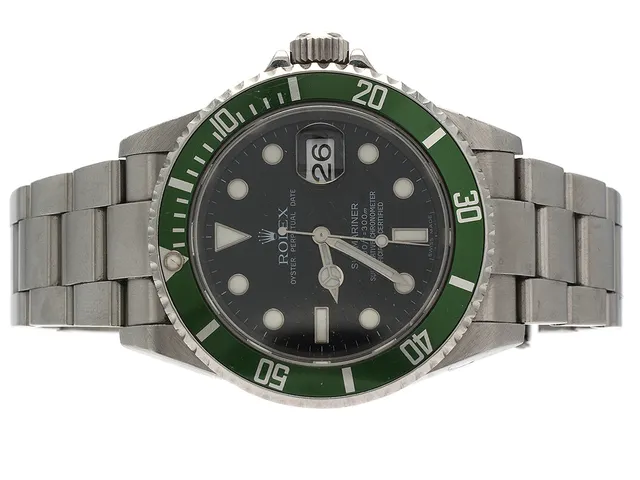 Herrur Rolex Submariner "Kermit" stål grön glasring safirglas automat datum. lite nagg på glaset, refnr 16610, cert 2006, snr Z159295, en extra länkbit, ett par mindre repor på glasring, bruksskick, pärlan i kl.12 skadad, fliplocklänk, box, ytterask, 50år