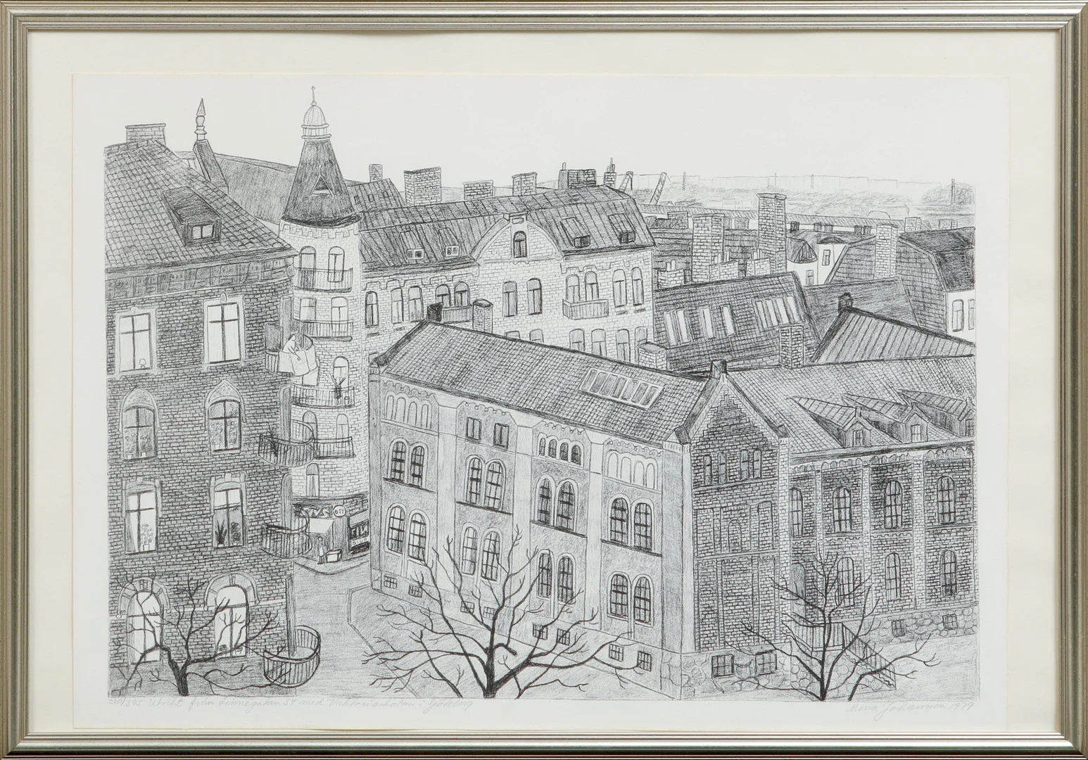 MONA JOHANSSON. "Utsikt från Linnegatan 34 med Viktoriaskolan i Göteborg", litografi, signerad och numrerad 320/395.320/395. — Engravings & Prints — Göteborgs Auktionsverk
