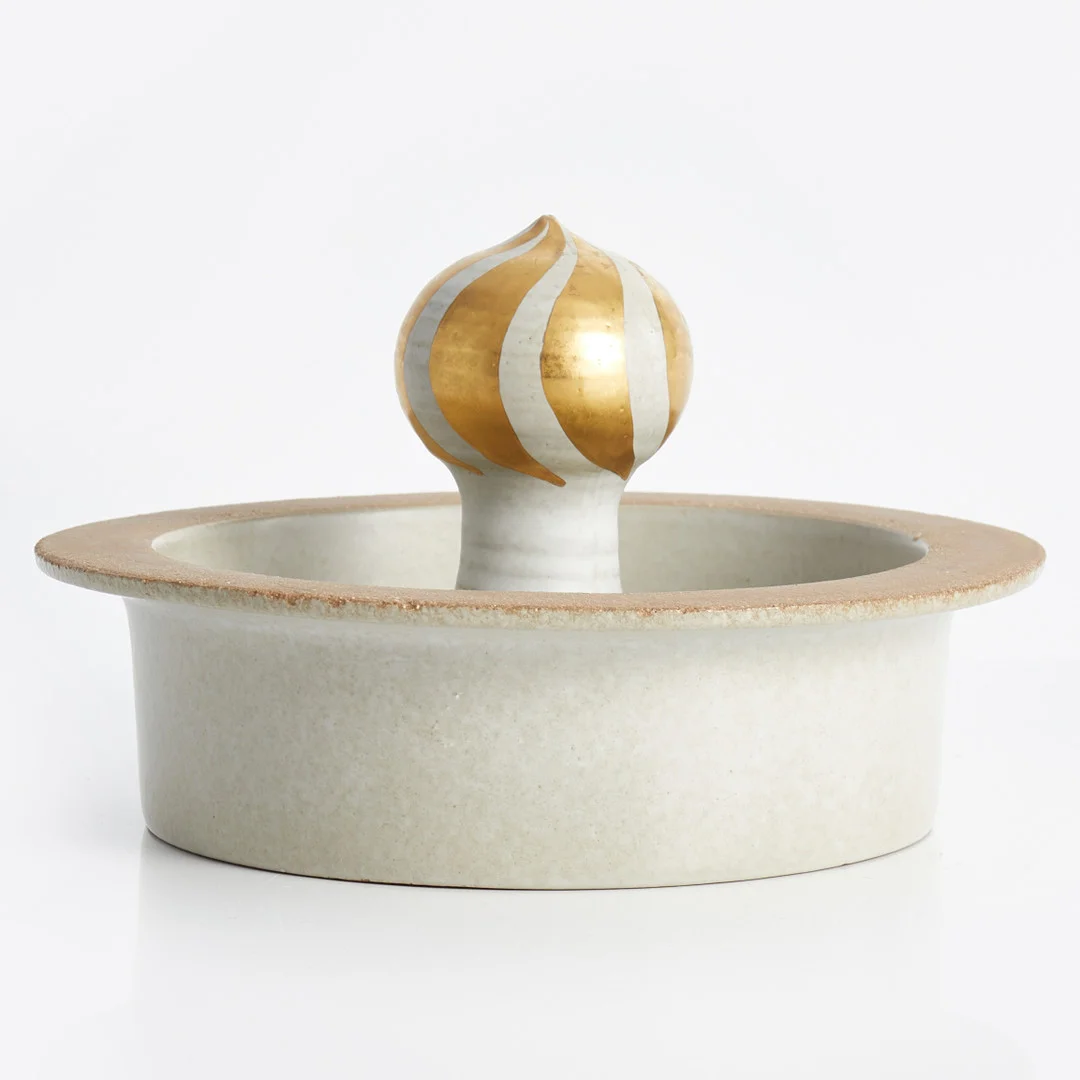 LISA LARSON. Skålfat, Gustavsbergs studio 1960/70-tal, chamotterat och glaserat stengods med förgylld dekor. — European — Crafoord Auktioner Stockholm