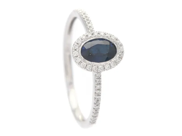 RING, 18K vitguld, ovalslipad blå safir ca 0,57 ct, 42 briljantslipade diamanter ca 0,11 ctv, ca TW-W/VS, stl 17 mm, vikt 2,1 g.