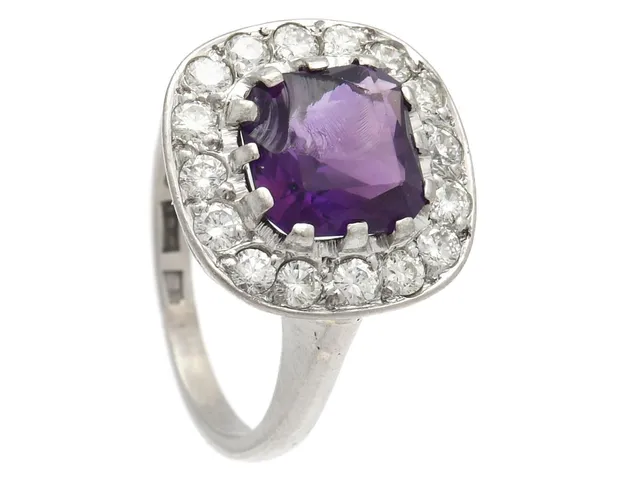 CARMOSÈRING, 18K vitguld, ametist, briljantslipade diamanter ca 0,48 ctv, ca W-Cr/VS-SI, stl 15 mm, vikt 4,5 g, ametisten är trasig, svaga fattningar, en diamant rör sig i fattning.