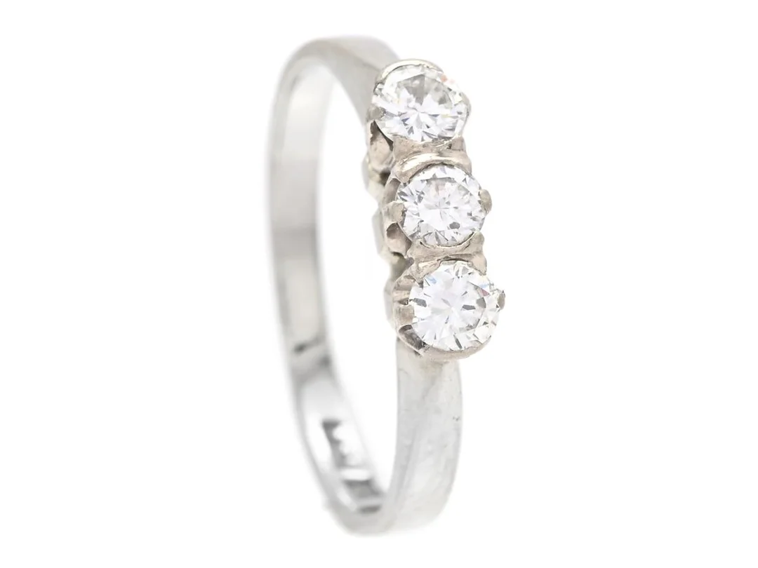 TRESTENSRING, 18K vitguld, briljantslipade diamanter 0,36 ctv enligt gravyr, ca TW/VS, stl 16,5 mm, vikt 2,6 g. — Smycken/Trestensring — Kaplans