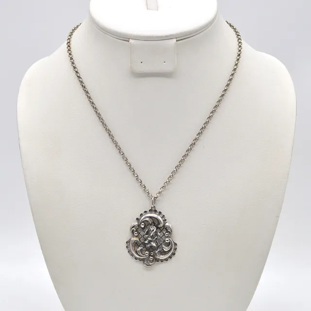 MEISTERPUNZE "RAS", TRACHTENSCHMUCK AUS SILBER, 800ER SILBER-ANHÄNGER MIT 925ER-ERBSENKETTE, UM 1900.